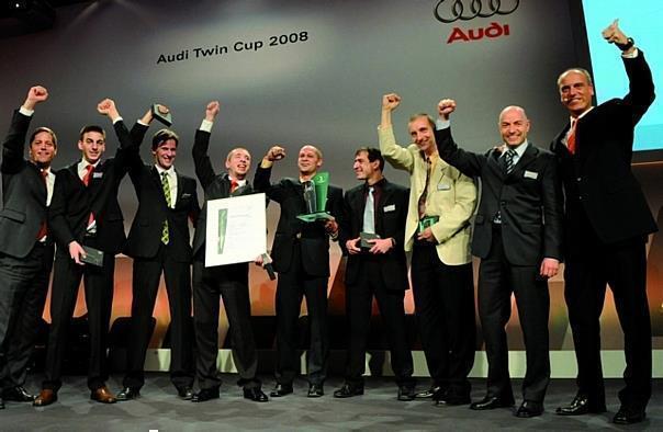 Audi-Vertriebsleiter Jörg Felske und Serviceleiter Dietmar Schnepp freuen sich mit den Siegern des Audi Twin Cups. Foto: Auto-Reporter/Audi